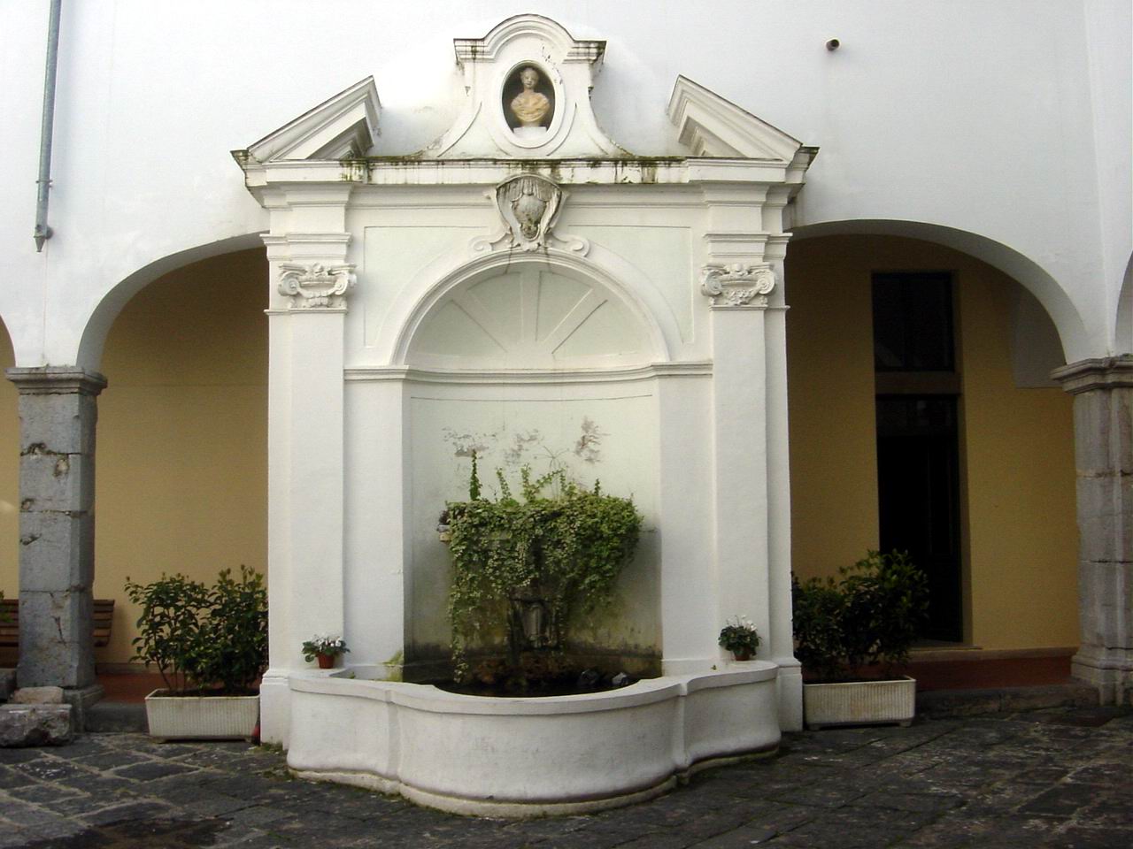 Fontana ornamentale, Chiesa dell'Annunziatella 