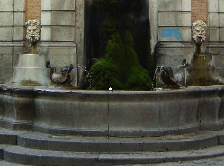 Fontana dei pesci in Largo Campo