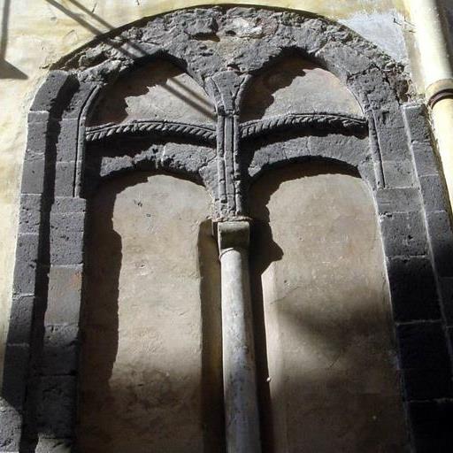 Bifora su vicolo dei Barbuti