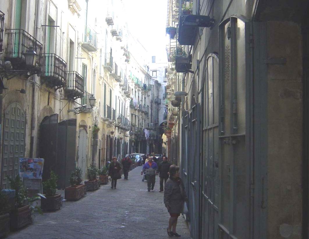 Via Giovanni Da Procida vista da Largo Campo