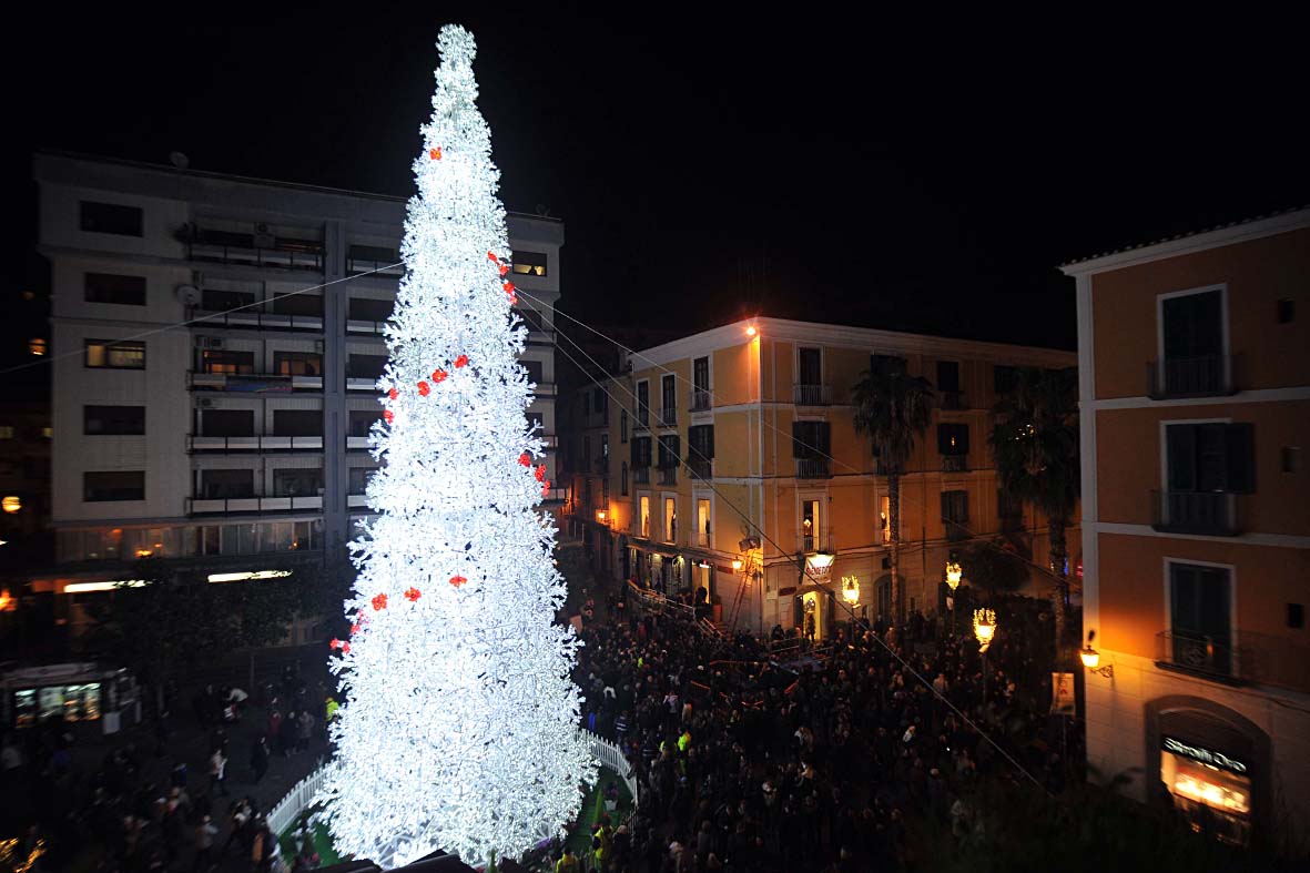 Si illuminano le opere natalizie di Luci d'Artista