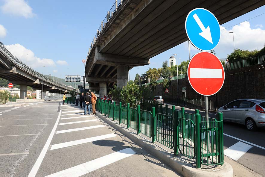 Il Sindaco De Luca inaugura la rotatoria di Via Irno. Salerno, 24 settembre 2011.