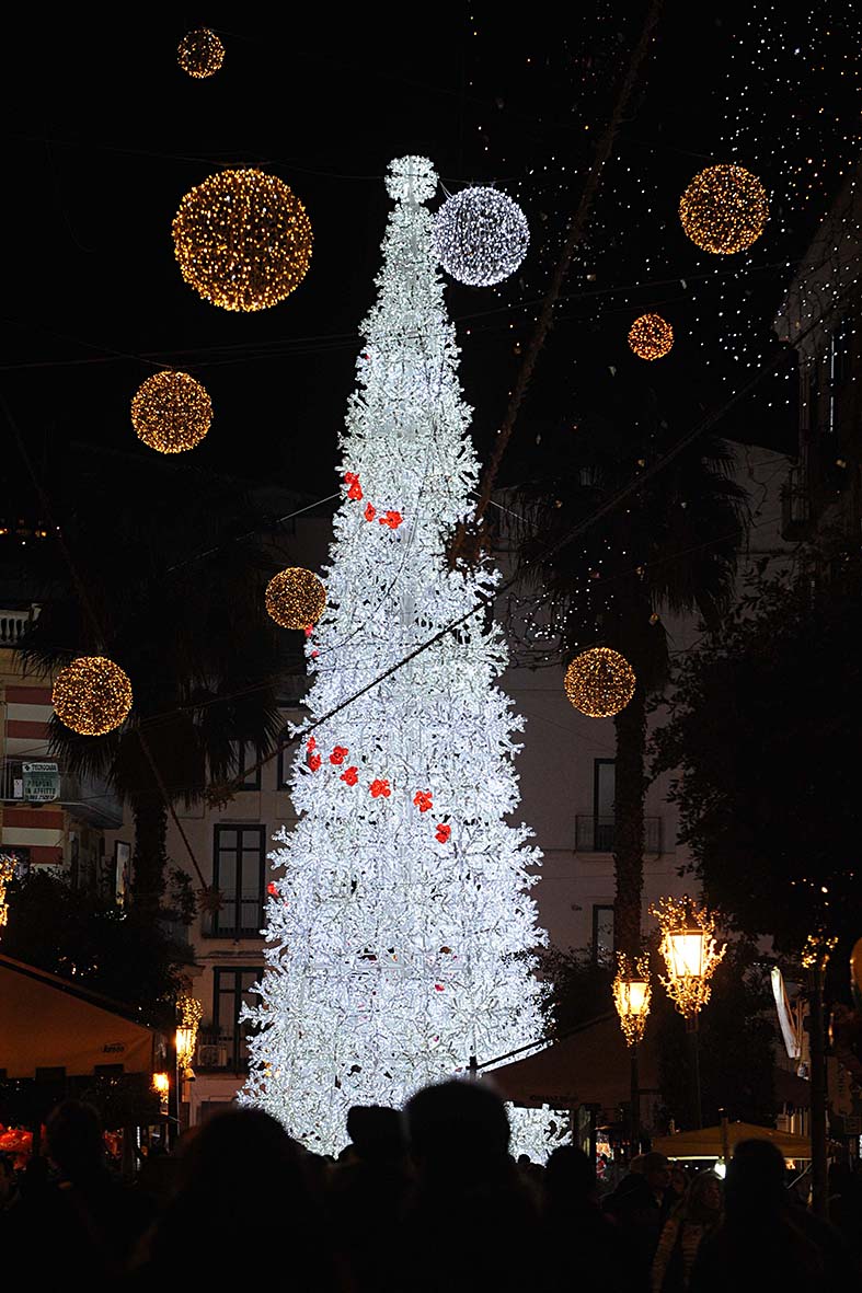 Si illuminano le opere natalizie di Luci d'Artista