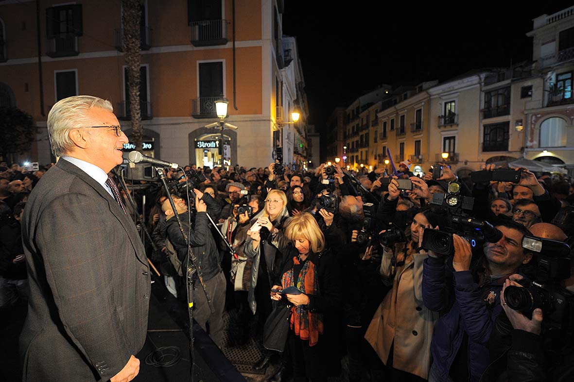 Si illuminano le opere natalizie di Luci d'Artista