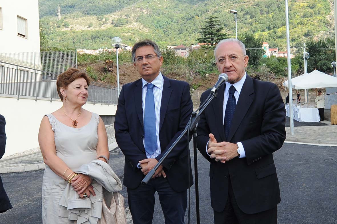 Il Sindaco De Luca inaugura i nuovi alloggi a Rufoli