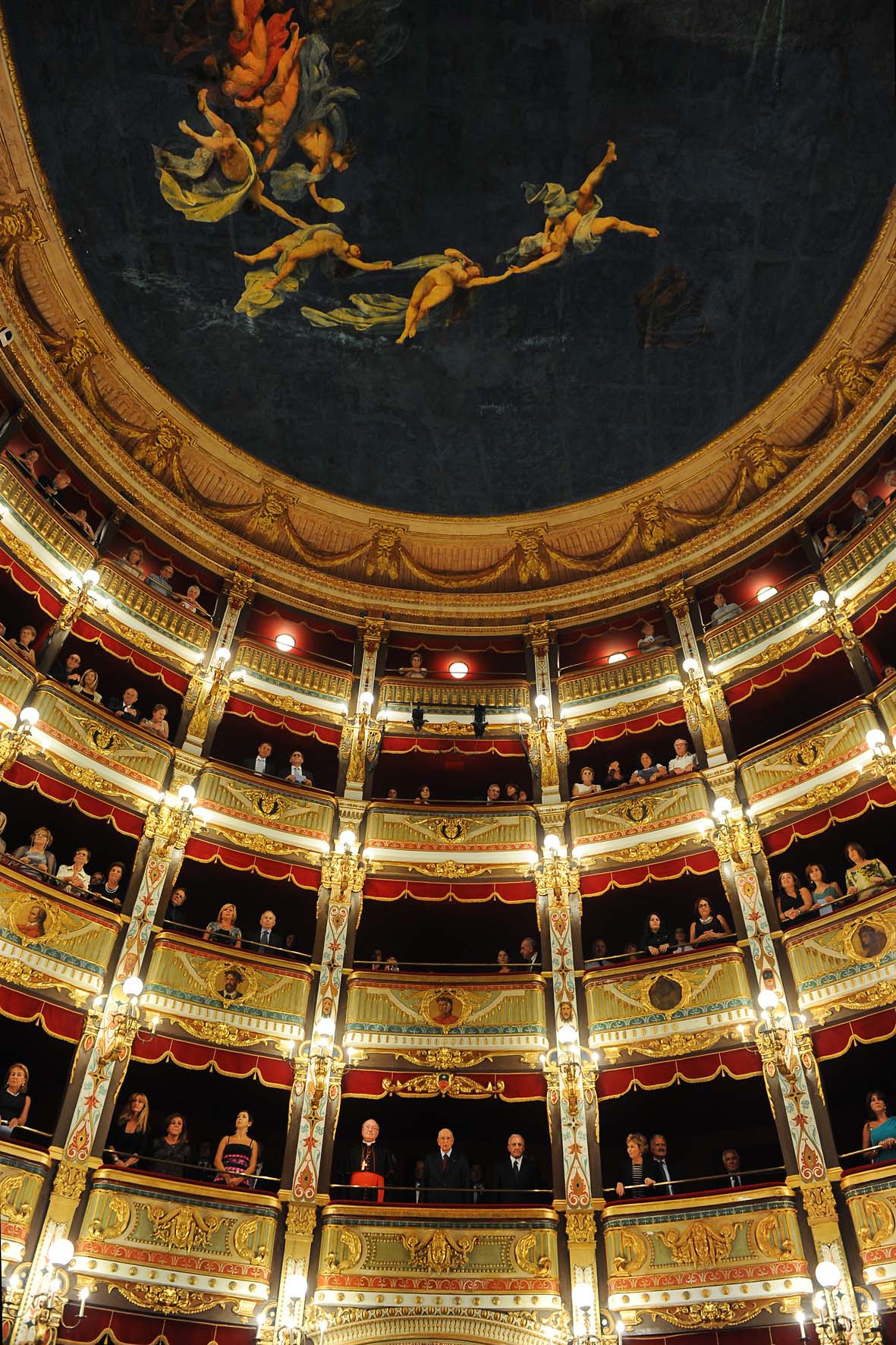 SALERNO saluta il Presidente della Repubblica GIORGIO NAPOLITANO. Teatro Municipale Giuseppe Verdi, martedi' 14 settembre 2010