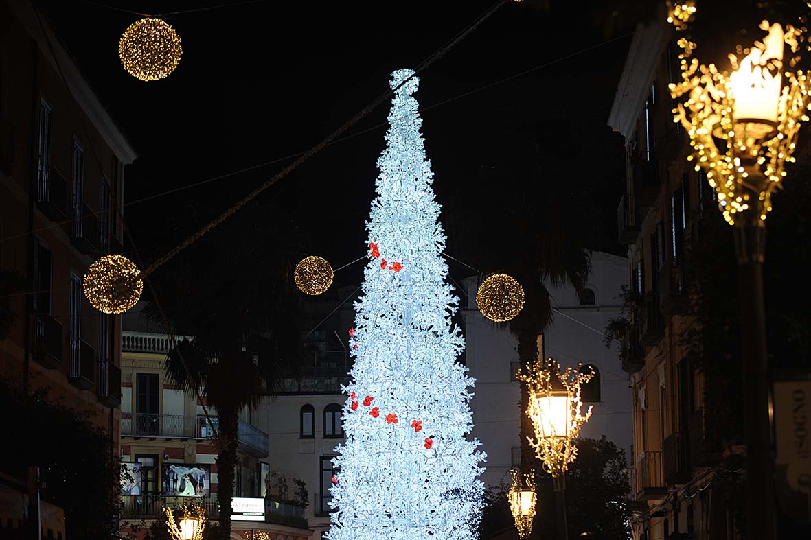 Si illuminano le opere natalizie di Luci d'Artista