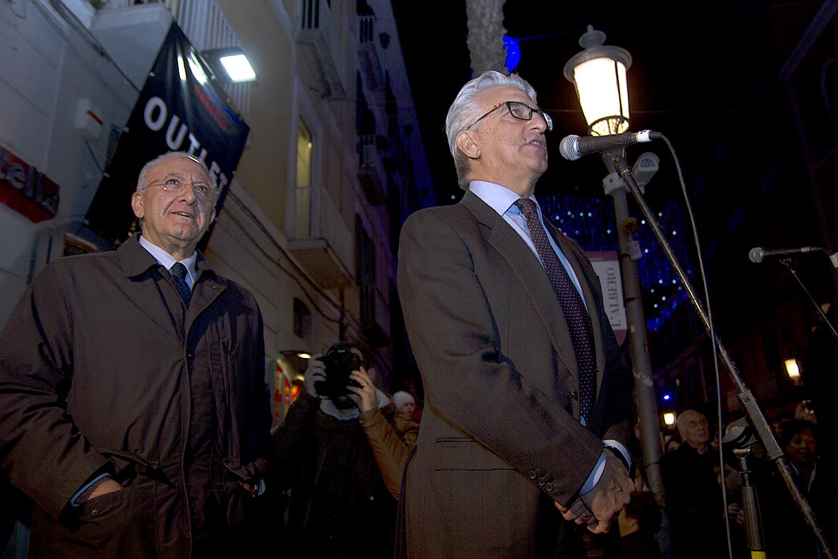 Si illuminano le opere natalizie di Luci d'Artista