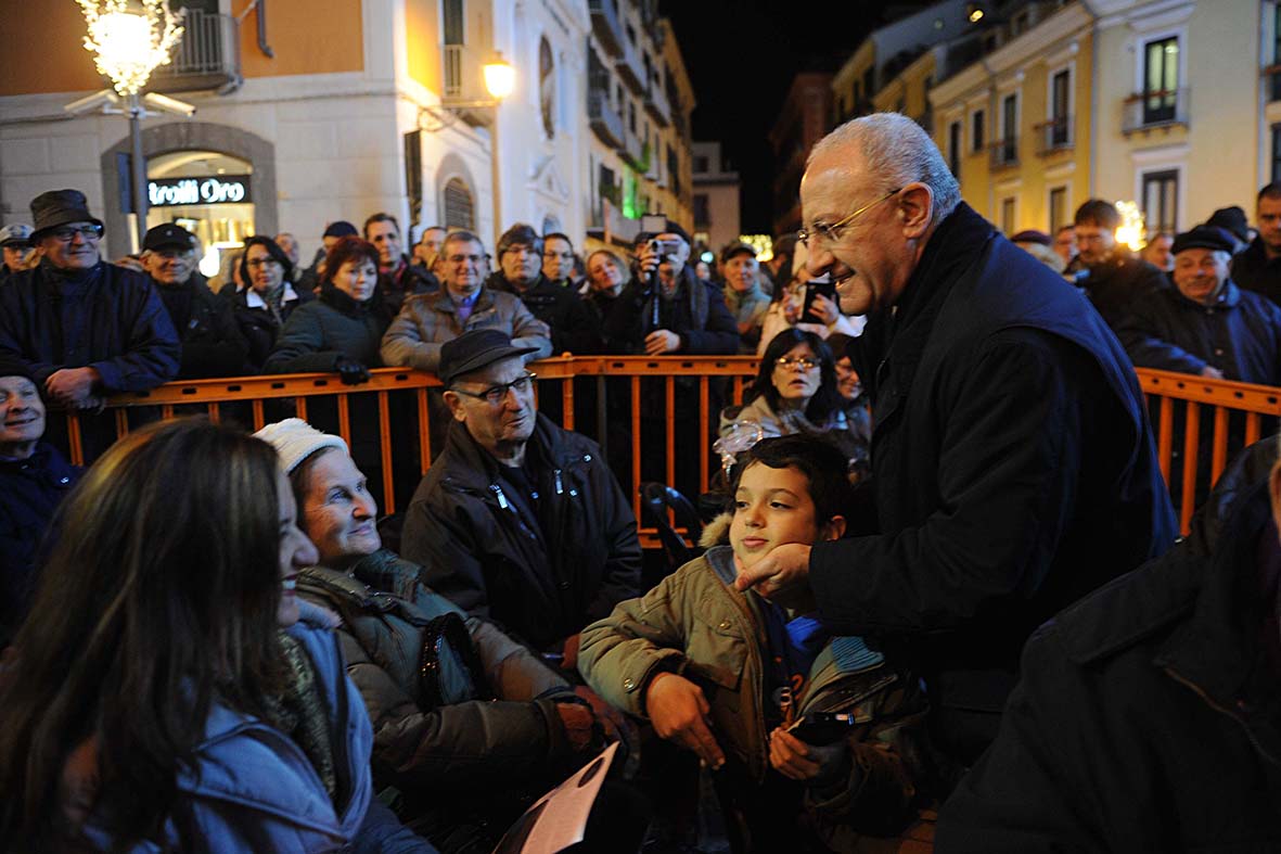 Si illuminano le opere natalizie di Luci d'Artista