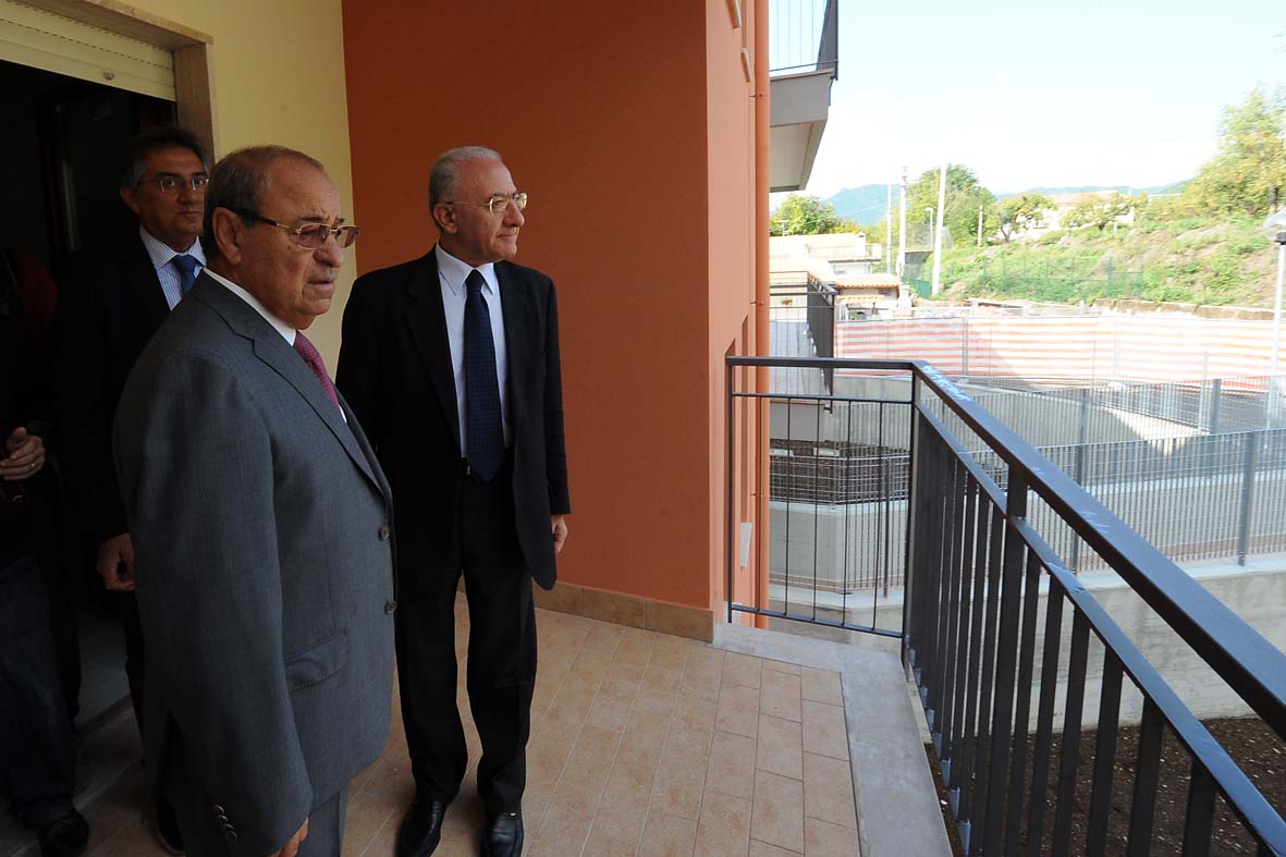 Il Sindaco De Luca inaugura i nuovi alloggi a Rufoli