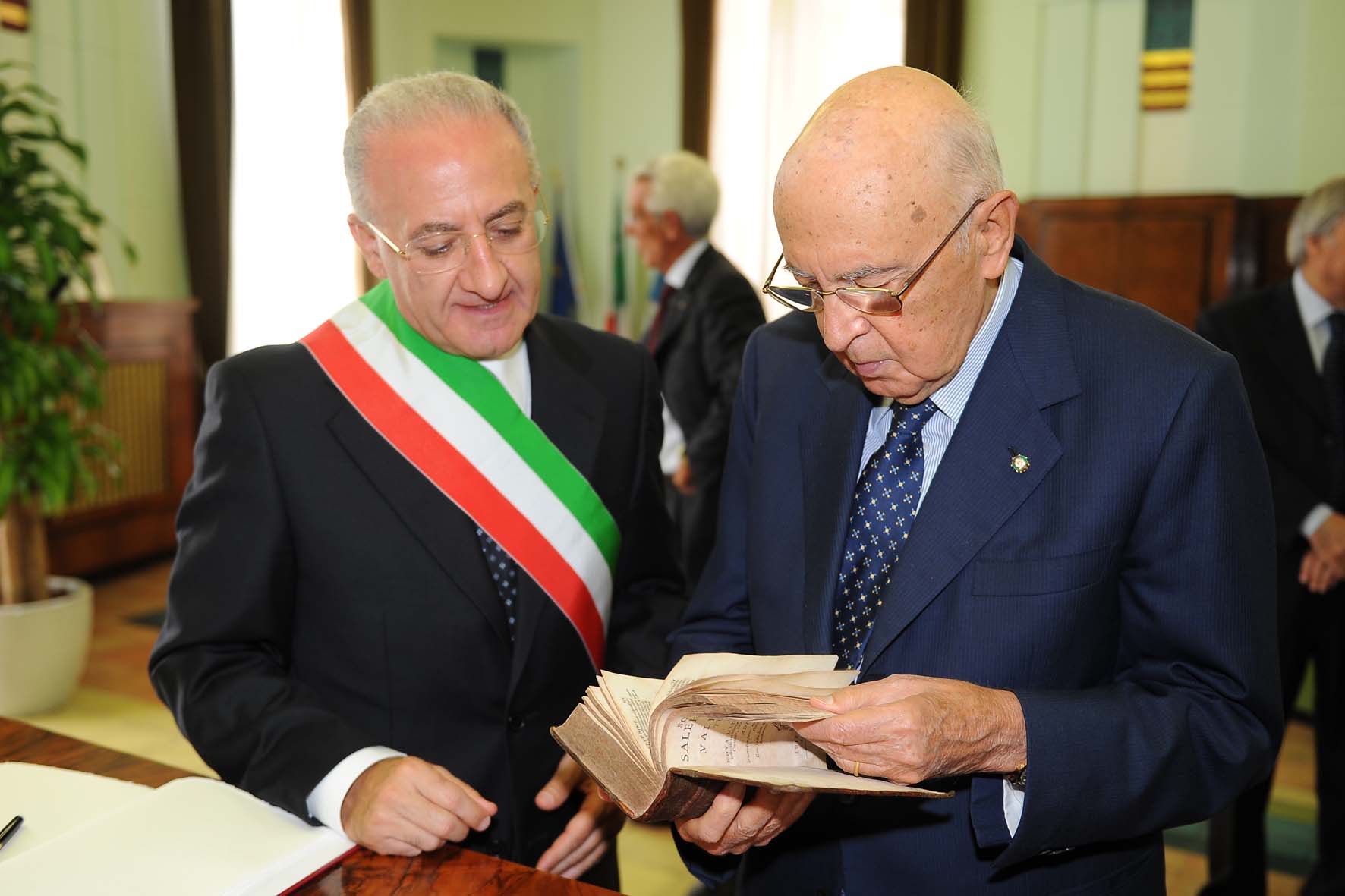 SALERNO saluta il Presidente della Repubblica GIORGIO NAPOLITANO. Palazzo di Citta', martedi' 14 settembre 2010