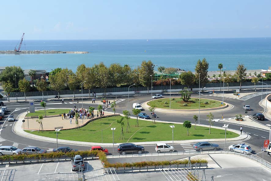 Il Sindaco De Luca inaugura la rotatoria di Via Generale Clark. Salerno, 24 settembre 2011.