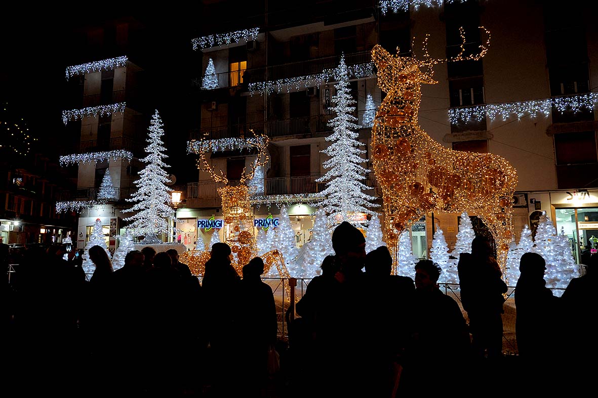 Si illuminano le opere natalizie di Luci d'Artista