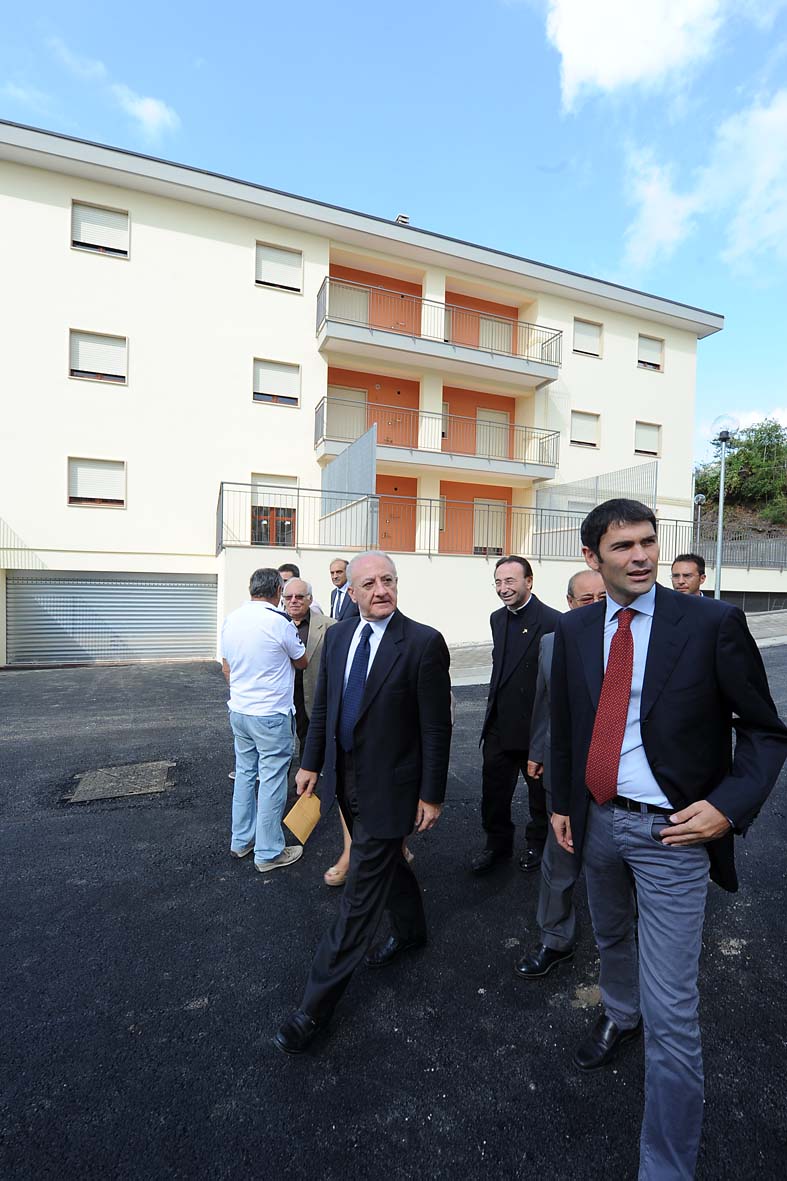 Il Sindaco De Luca inaugura i nuovi alloggi a Rufoli