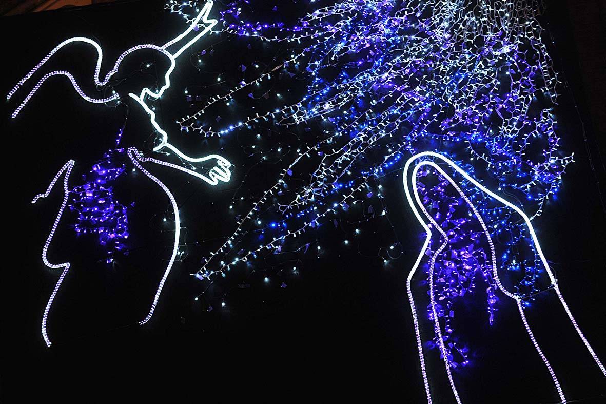 Si illuminano le opere natalizie di Luci d'Artista