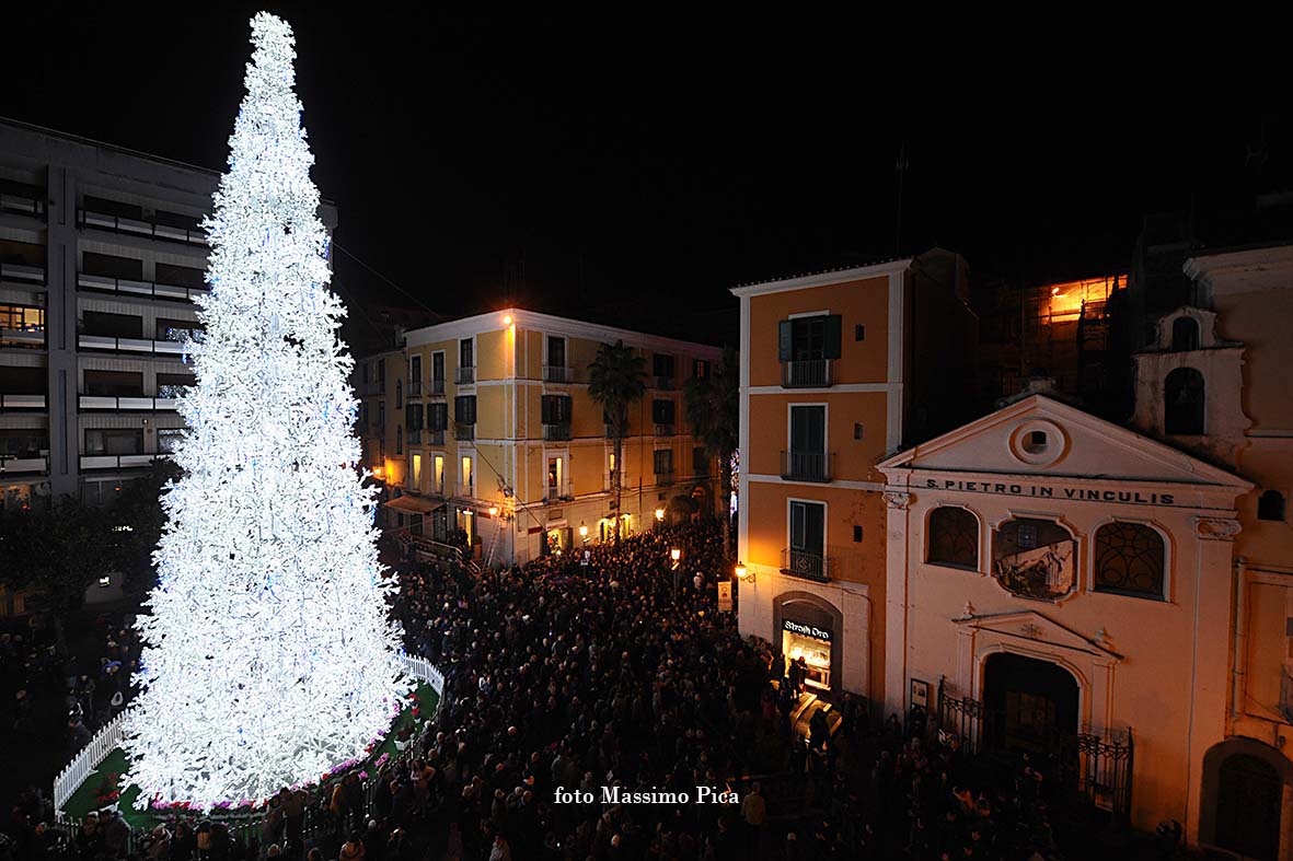 Si accendono le opere natalizie di Luci d'Artista: Albero di Natale, Foresta di Ghiaccio e Slitta