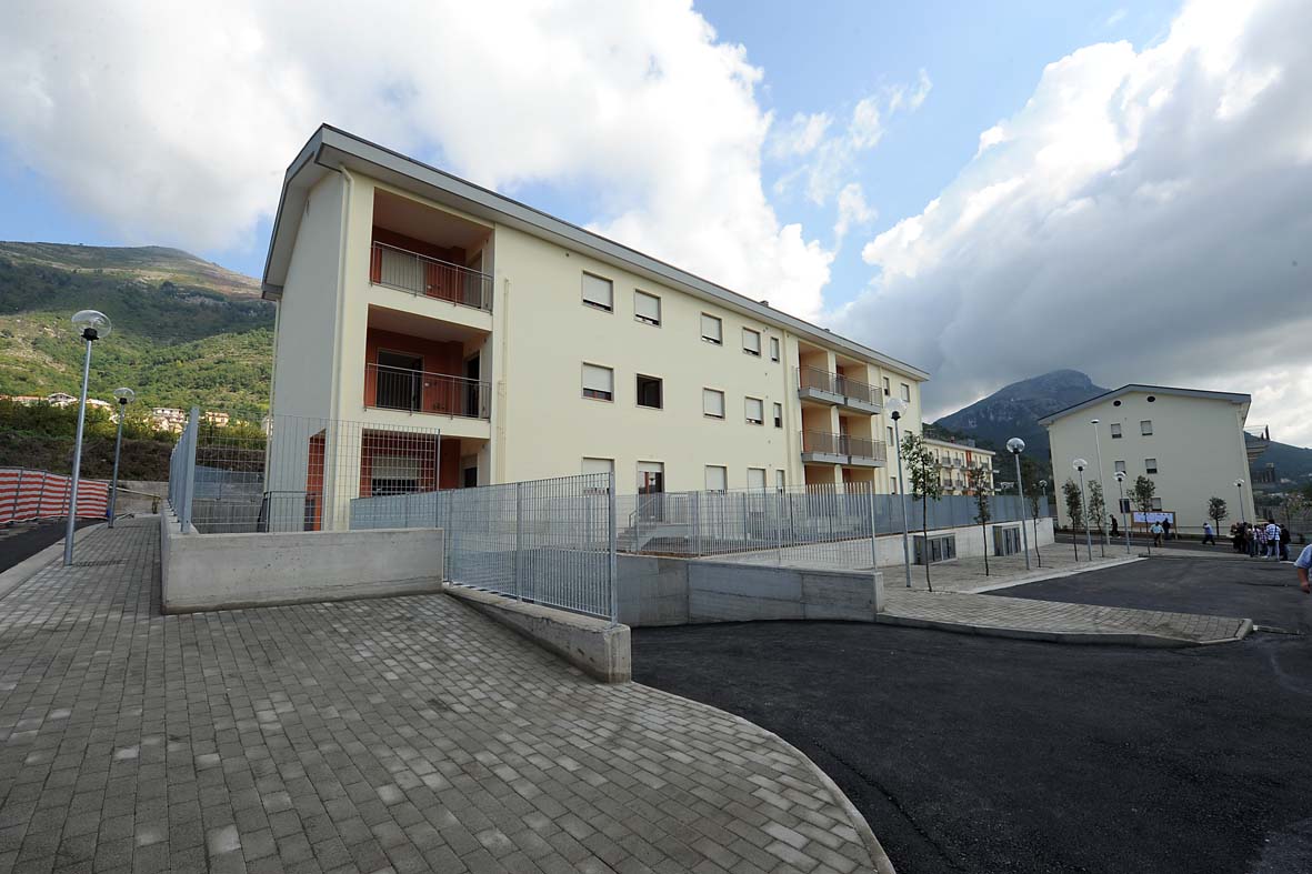 Il Sindaco De Luca inaugura i nuovi alloggi a Rufoli