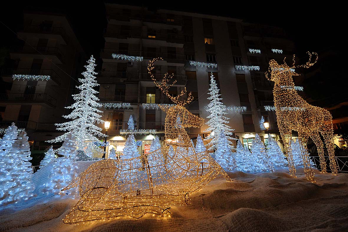 Si illuminano le opere natalizie di Luci d'Artista