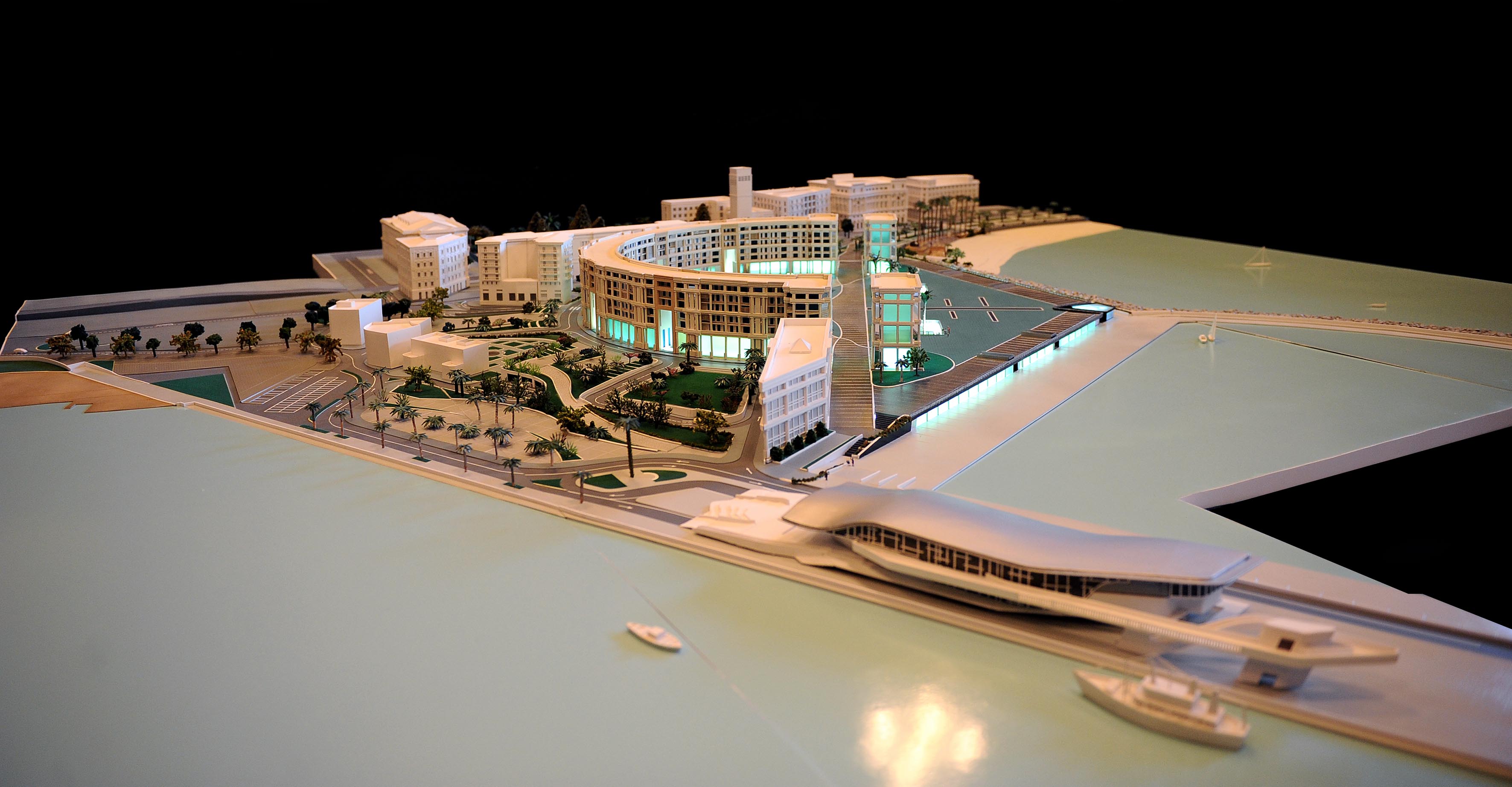 Esposto in Piazza Portanova il nuovo plastico del Crescent e di Piazza della Liberta' 