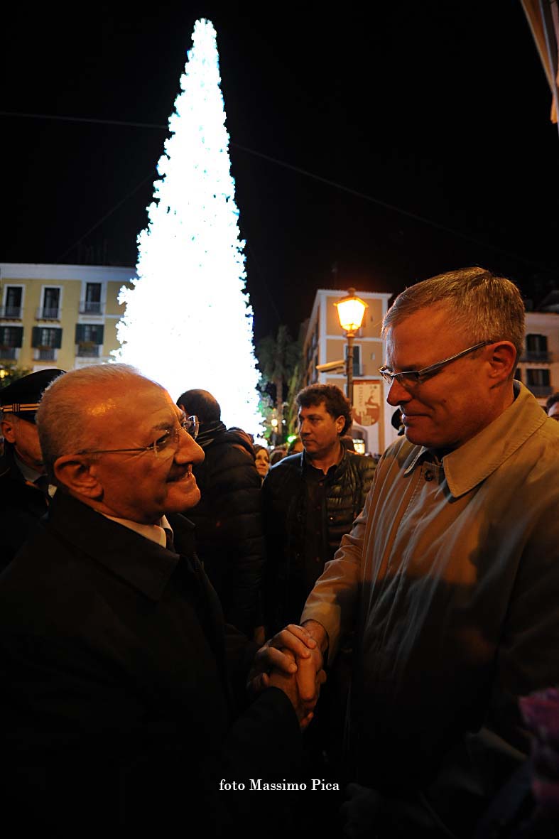 Si accendono le opere natalizie di Luci d'Artista: Albero di Natale, Foresta di Ghiaccio e Slitta