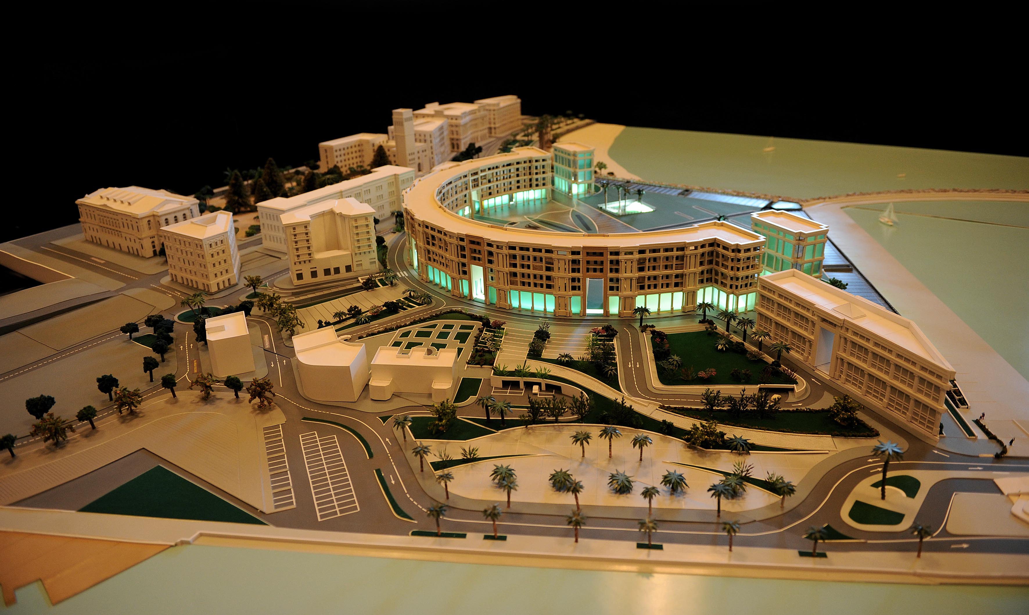 Esposto in Piazza Portanova il nuovo plastico del Crescent e di Piazza della Liberta' 