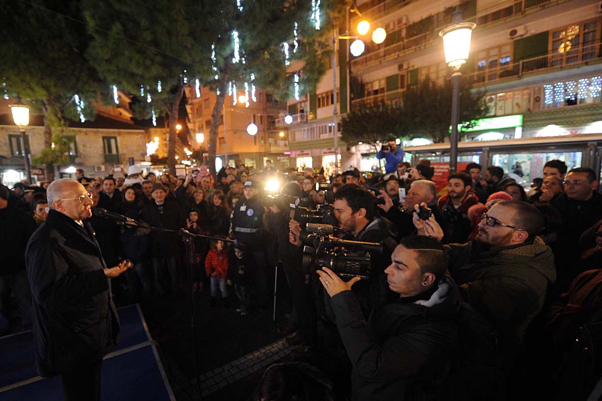 Si illuminano le opere natalizie di Luci d'Artista