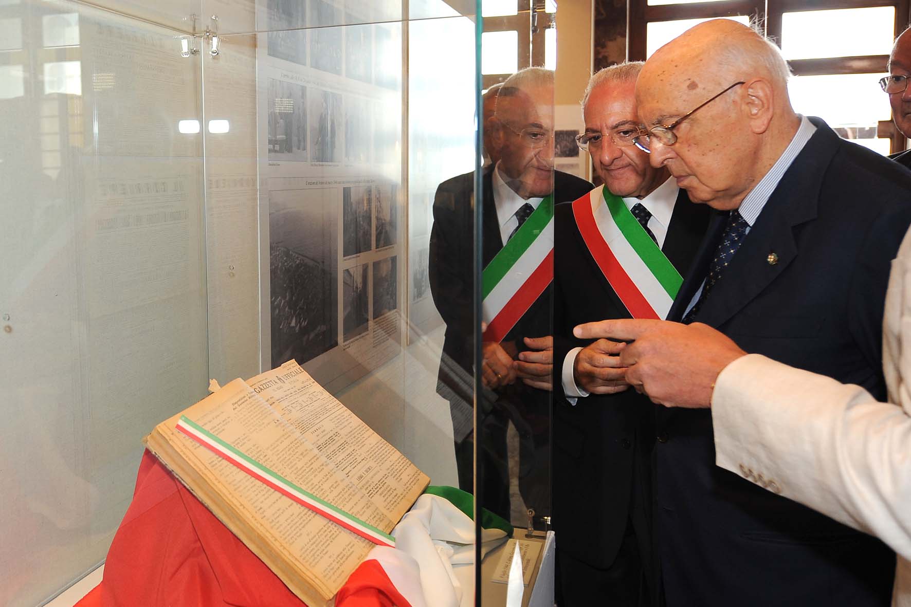 SALERNO saluta il Presidente della Repubblica GIORGIO NAPOLITANO. Inaugurazione della mostra "Salerno, Citta' della Costituzione". Palazzo di Citta', martedi' 14 settembre 2010