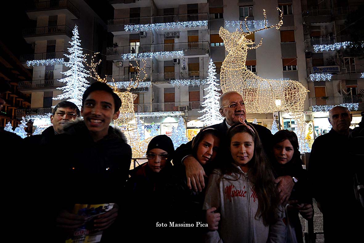 Si accendono le opere natalizie di Luci d'Artista: Albero di Natale, Foresta di Ghiaccio e Slitta