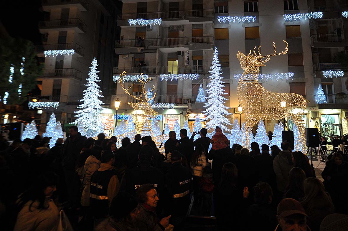 Si illuminano le opere natalizie di Luci d'Artista