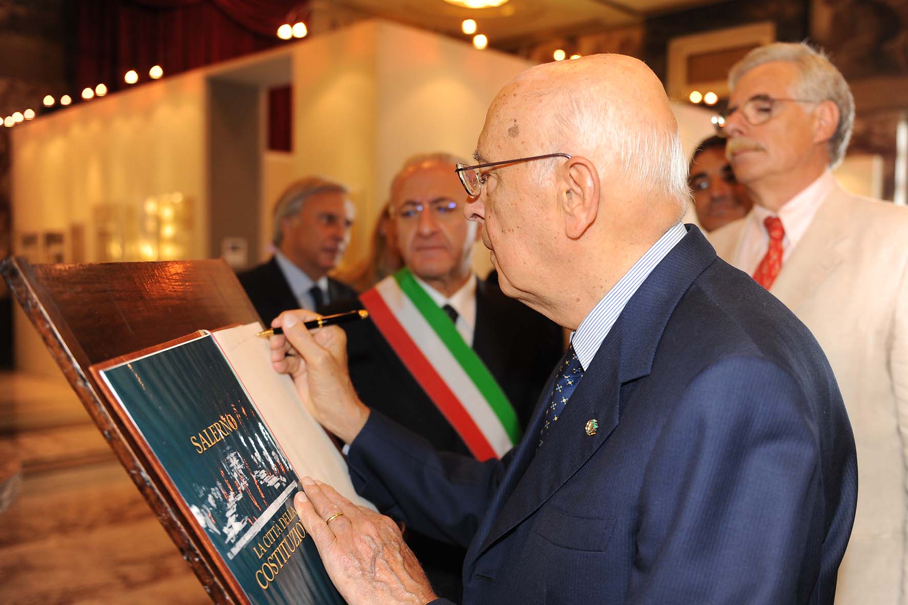 SALERNO saluta il Presidente della Repubblica GIORGIO NAPOLITANO. Inaugurazione della mostra "Salerno, Citta' della Costituzione". Palazzo di Citta', martedi' 14 settembre 2010
