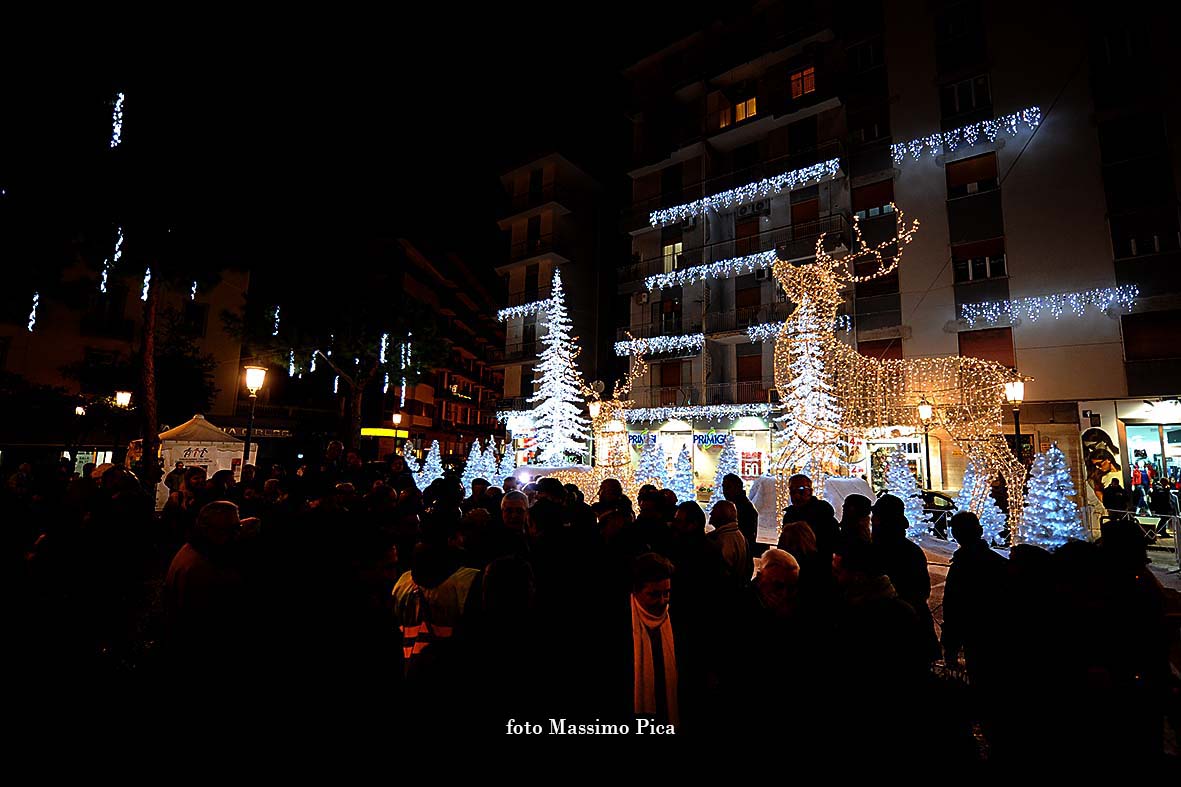Si accendono le opere natalizie di Luci d'Artista: Albero di Natale, Foresta di Ghiaccio e Slitta