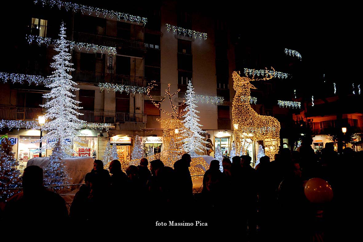 Si accendono le opere natalizie di Luci d'Artista: Albero di Natale, Foresta di Ghiaccio e Slitta