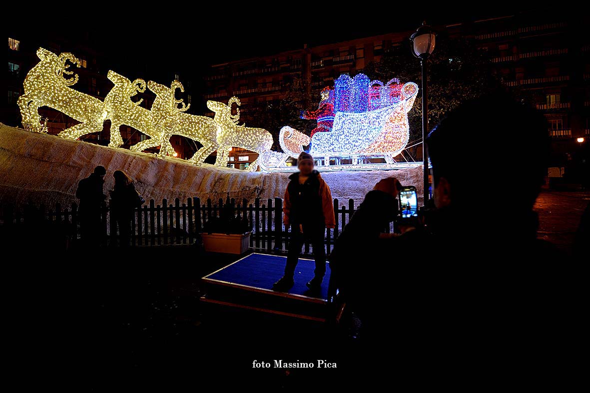 Si accendono le opere natalizie di Luci d'Artista: Albero di Natale, Foresta di Ghiaccio e Slitta