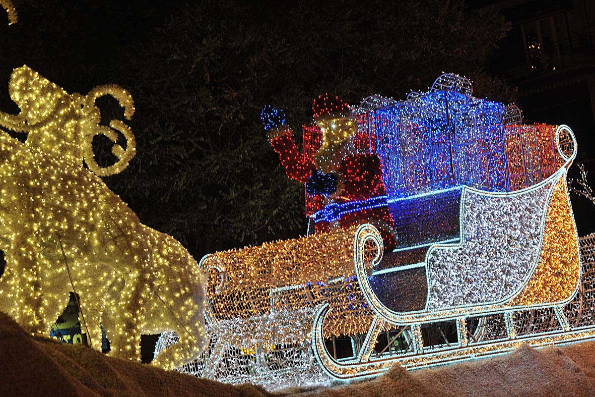 Si illuminano le opere natalizie di Luci d'Artista