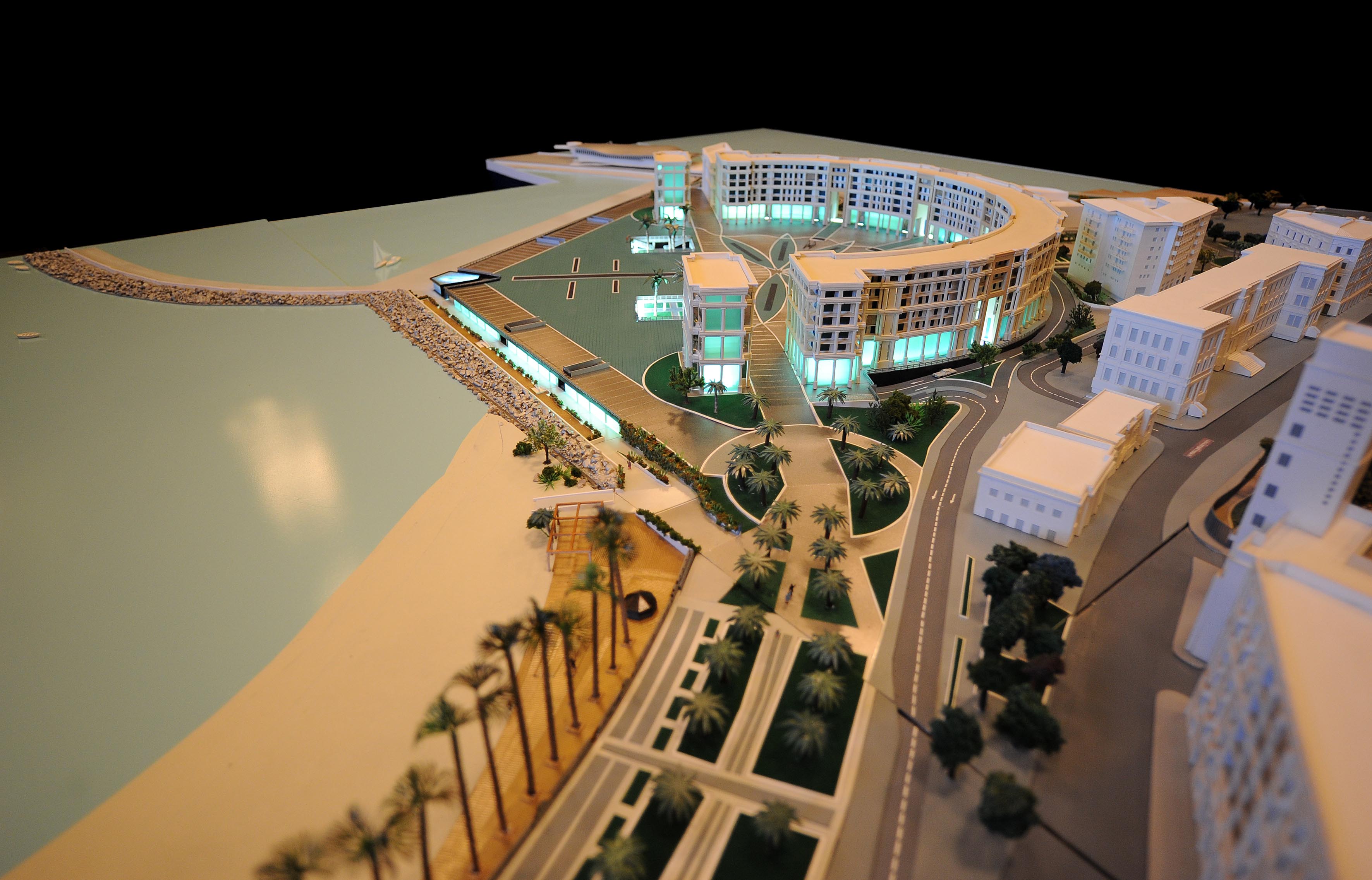 Esposto in Piazza Portanova il nuovo plastico del Crescent e di Piazza della Liberta' 