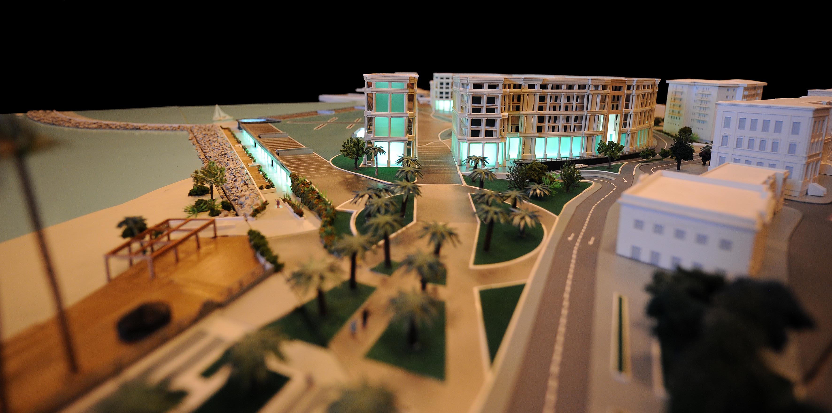 Esposto in Piazza Portanova il nuovo plastico del Crescent e di Piazza della Liberta' 