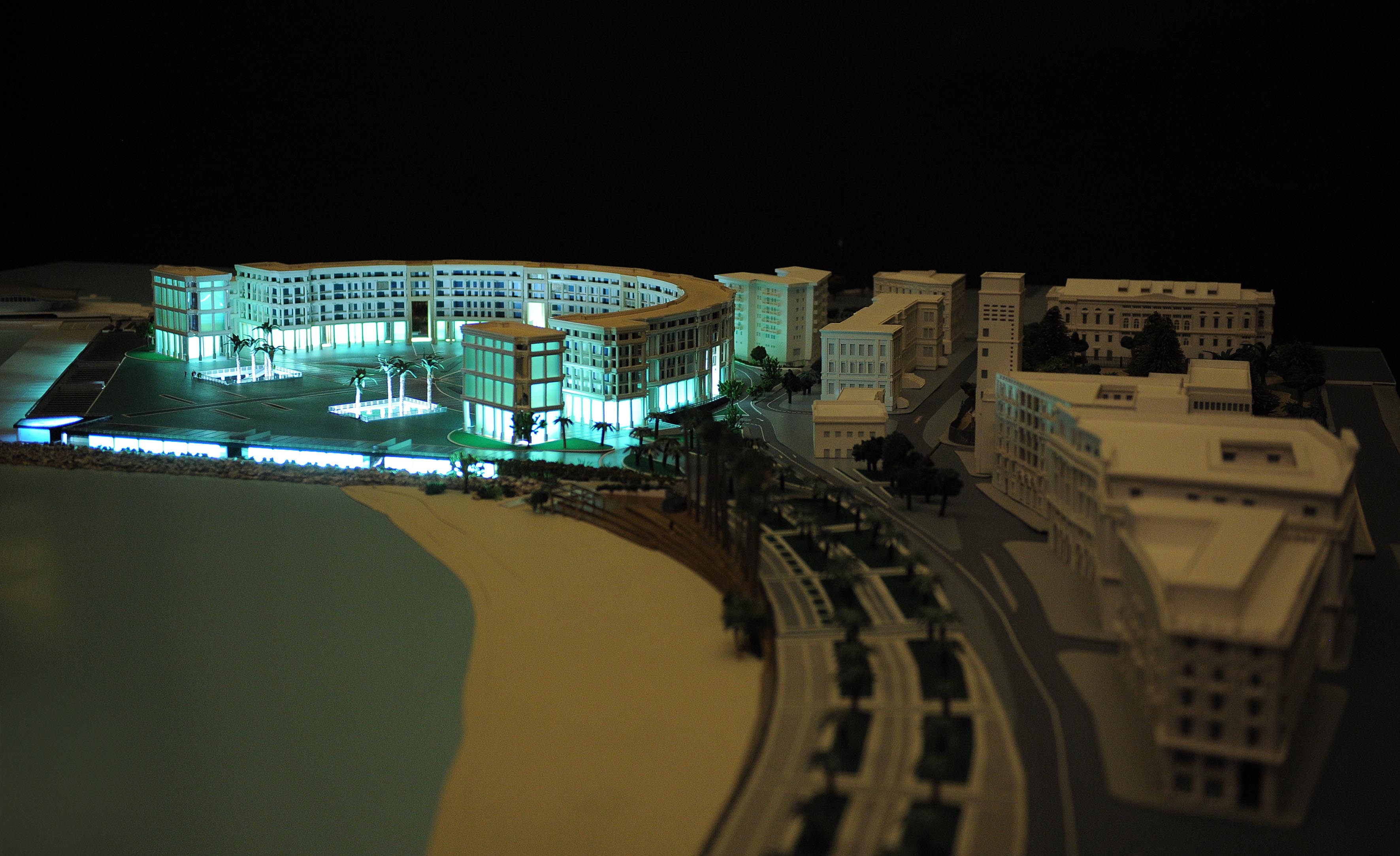 Esposto in Piazza Portanova il nuovo plastico del Crescent e di Piazza della Liberta'