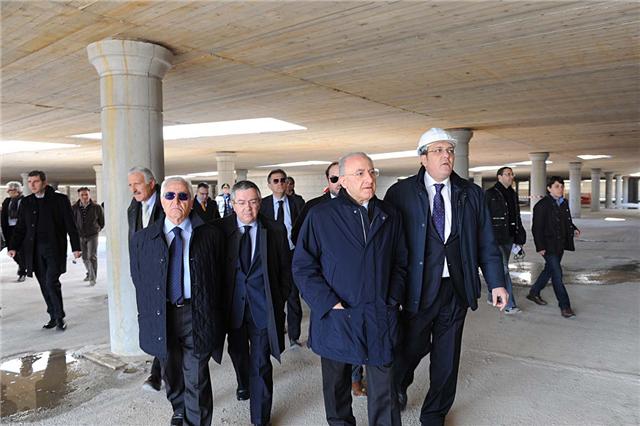 Vincenzo De Luca visita il cantiere di Piazza della Liberta'. Salerno, 15 marzo 2010