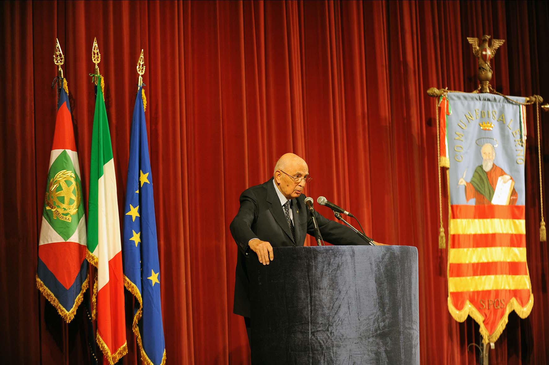 SALERNO saluta il Presidente della Repubblica GIORGIO NAPOLITANO. Teatro Augusteo, martedi' 14 settembre 2010