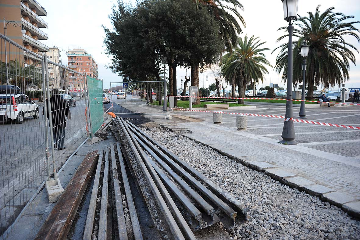 Al via i lavori per la rimozione dei binari in Piazza della Concordia, Salerno 31 gennaio 2011