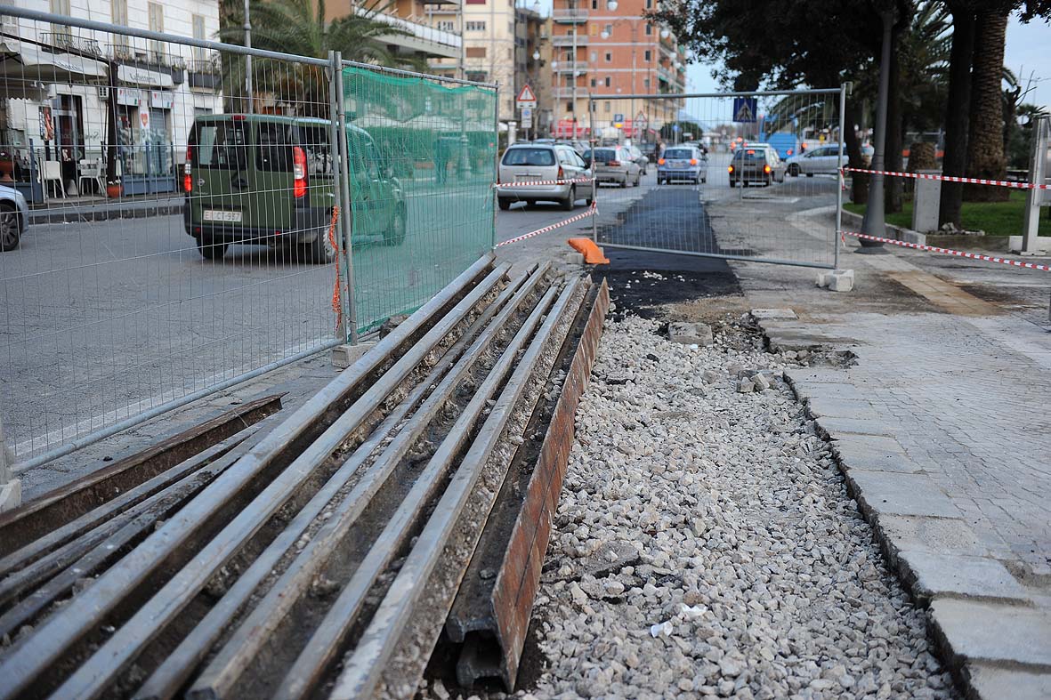 Al via i lavori per la rimozione dei binari in Piazza della Concordia, Salerno 31 gennaio 2011