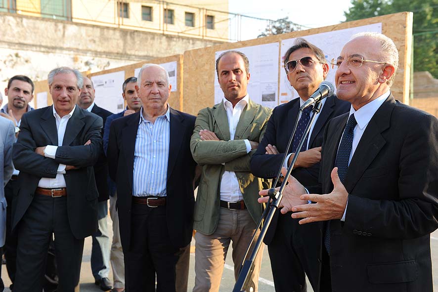 Matierno: al via i lavori di copertura delle palazzine e di rifacimento del campo sportivo con il Sindaco De Luca. Salerno, 15 settembre 2010