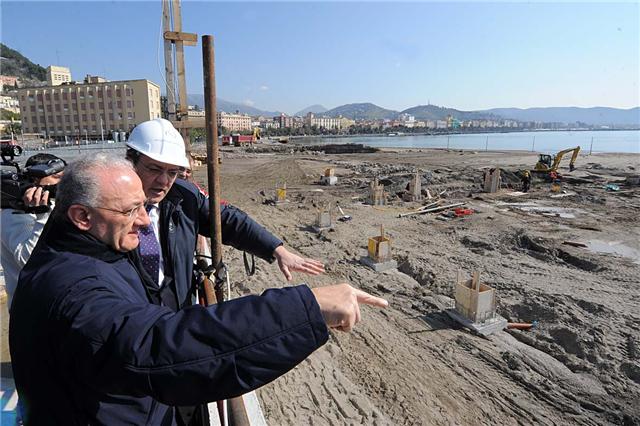 Vincenzo De Luca visita il cantiere di Piazza della Liberta'. Salerno, 15 marzo 2010