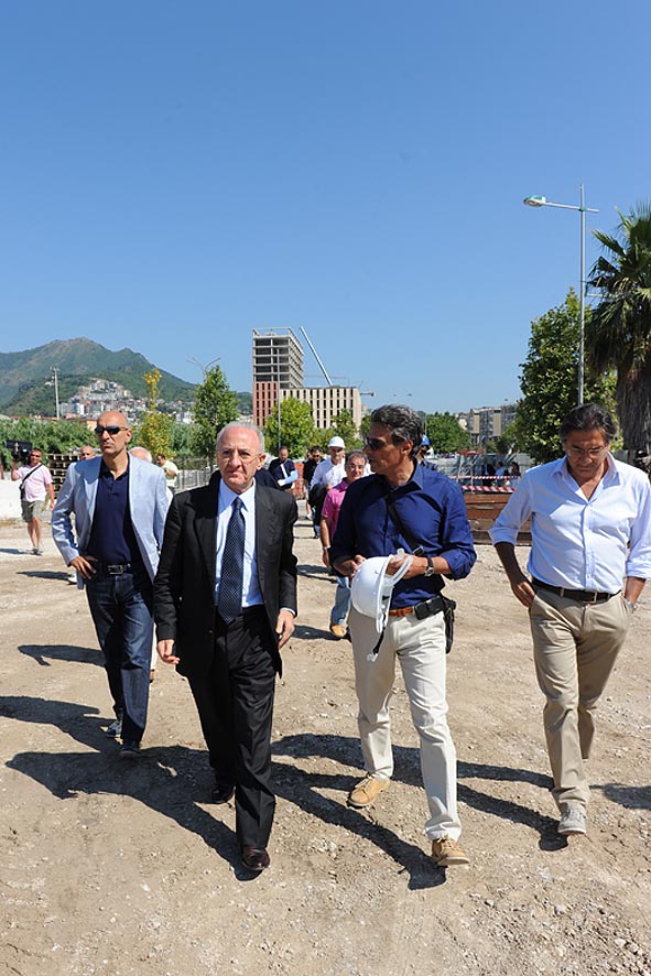 Visita al cantiere Lungoirno con il Sindaco De Luca. Sospingimento Monolite massicciata ferroviaria. Salerno, 29 luglio 2010