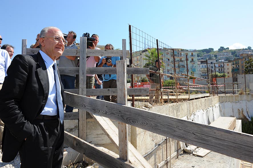 Visita al cantiere Lungoirno con il Sindaco De Luca. Sospingimento Monolite massicciata ferroviaria. Salerno, 29 luglio 2010