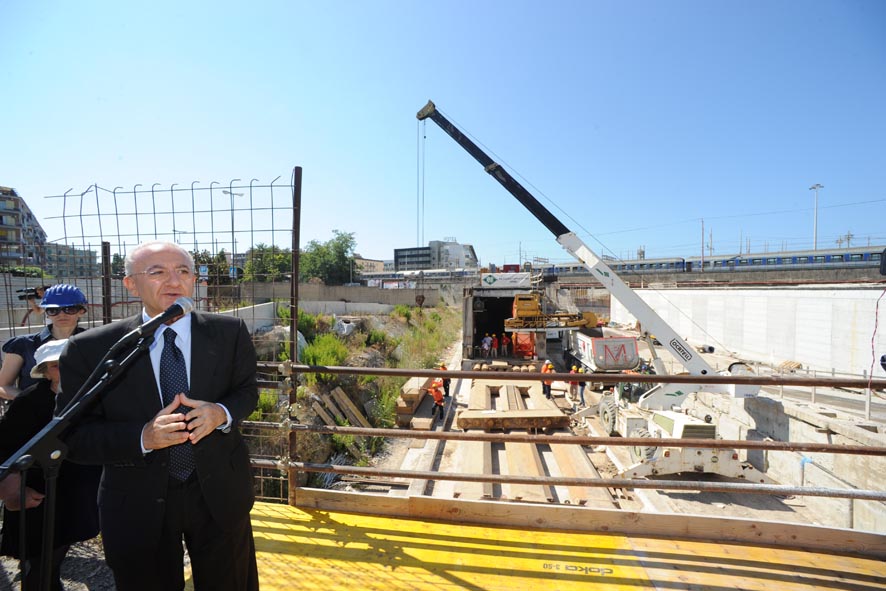 Visita al cantiere Lungoirno con il Sindaco De Luca. Sospingimento Monolite massicciata ferroviaria. Salerno, 29 luglio 2010