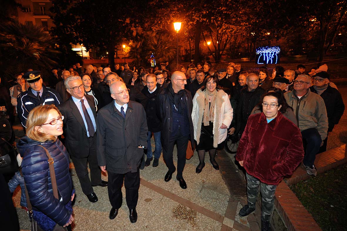 Si illuminano le opere natalizie di Luci d'Artista