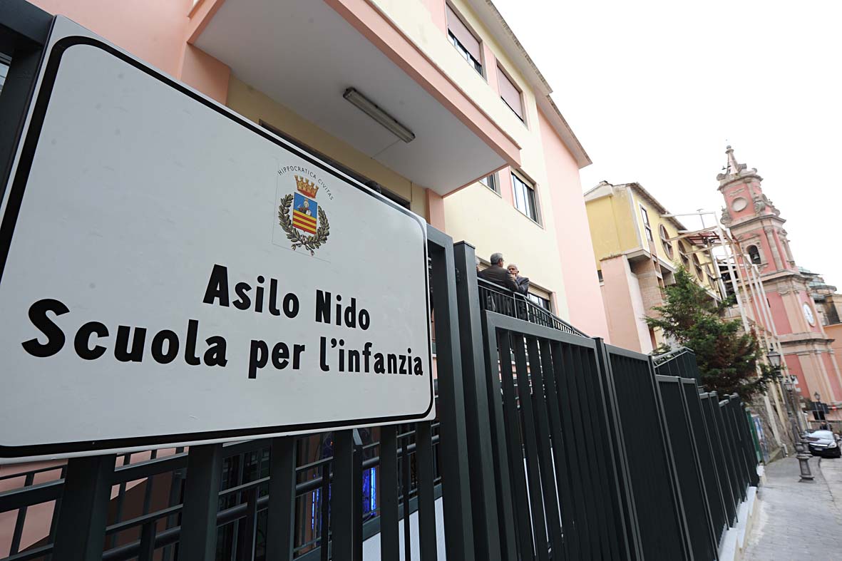 Vincenzo De luca inaugura il nuovo asilo nido di via Fusandola. Salerno 24 marzo 2010