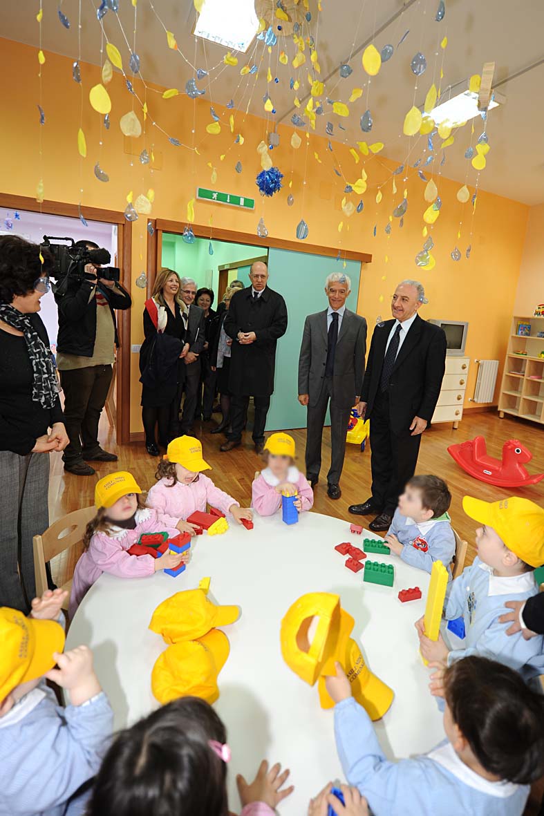 Vincenzo De luca inaugura il nuovo asilo nido di via Fusandola. Salerno 24 marzo 2010