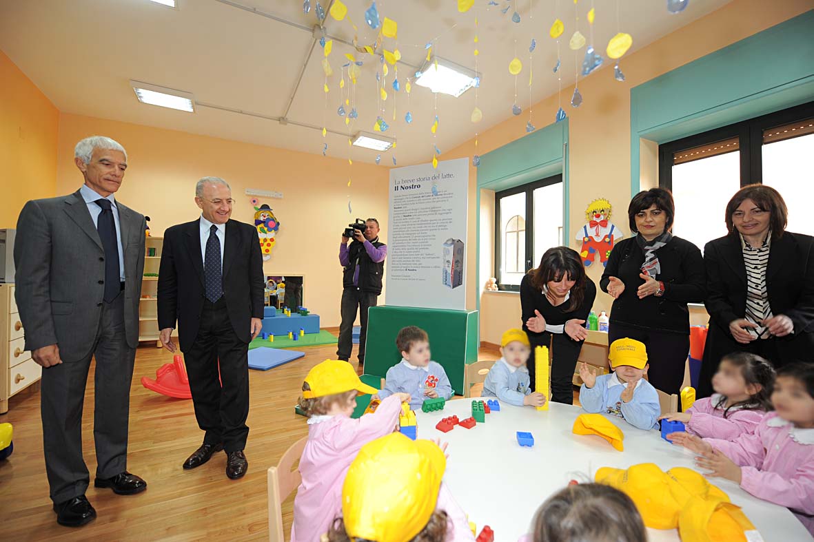 Vincenzo De luca inaugura il nuovo asilo nido di via Fusandola. Salerno 24 marzo 2010